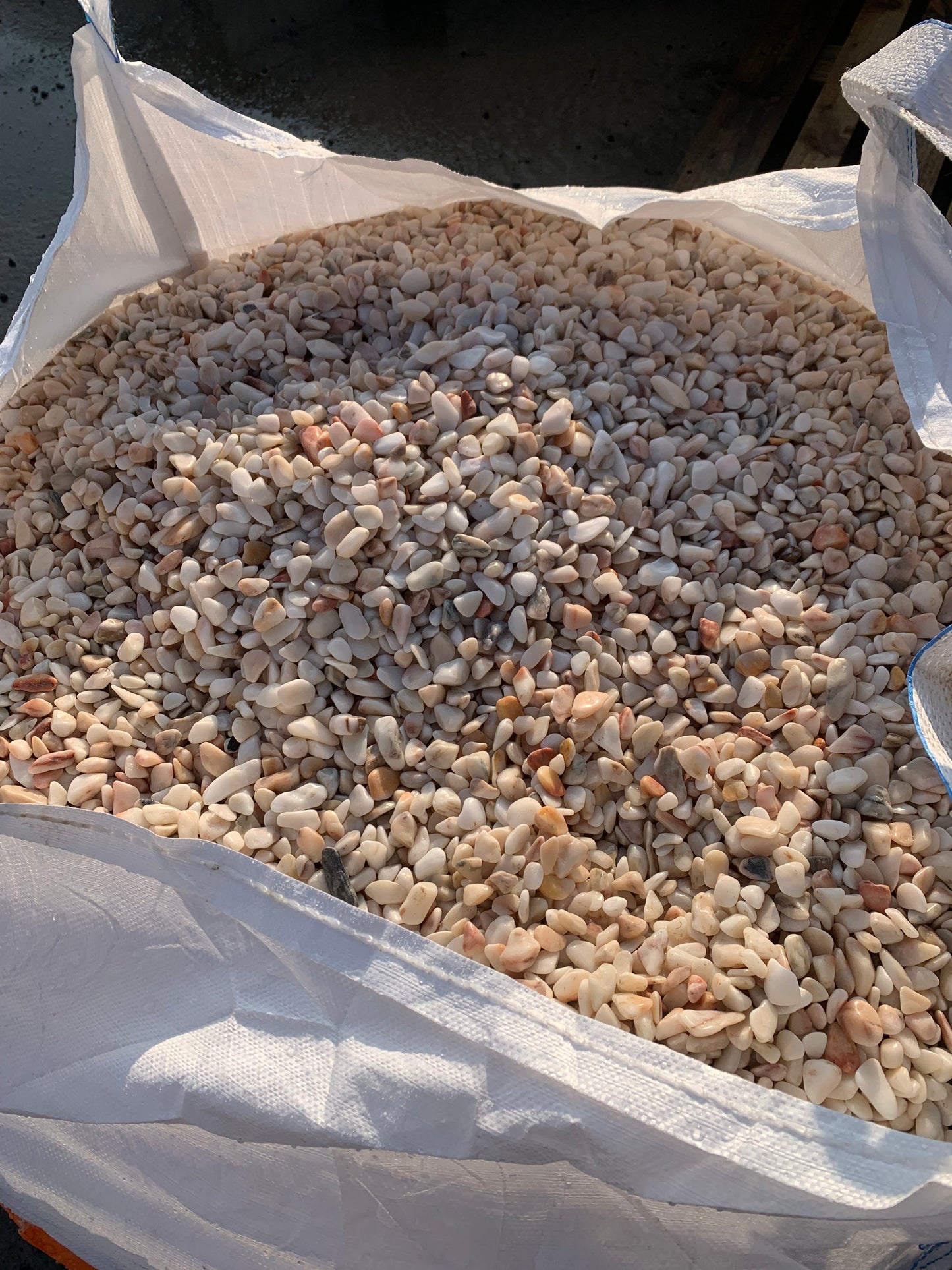 Galet Marbre Rosé 15/25mm 1T Big Bag Poitou Carrelage